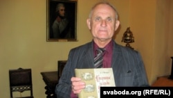 Анатоль Федарук у Новым замку са сваёй кнігай “Старинные усадьбы Гродненщины”