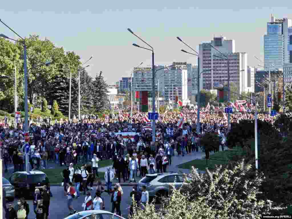 І ўсё ж дэманстрантам удалося сабрацца каля стэлы. Па праспэкце Пераможцаў крочаць ужо дзясяткі тысяч