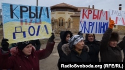 Десятки тысяч крымских женщин по всему Крыму вышли на акции против войны, за мир и единство Украины 8 марта 2014 года