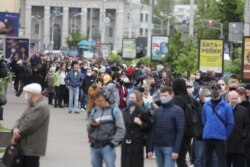 Чэргі людзей у Менску, гатовых падпісацца за жонку блогера Сяргея Ціханоўскага Сьвятлану