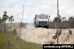 Дарога. што праходзіць праз заказьнік