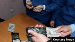 Боздошти 30 000 доллар аз як мусофир дар фурудгоҳи Душанбе. 17.04.2016