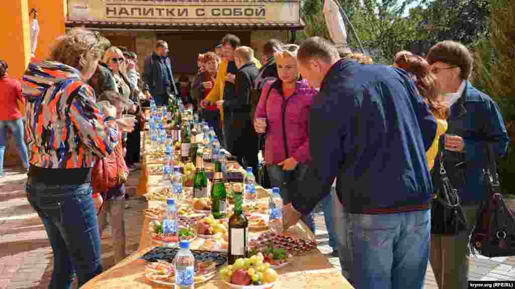 Рядом со сценой для всех желающих накрыли стол с угощениями