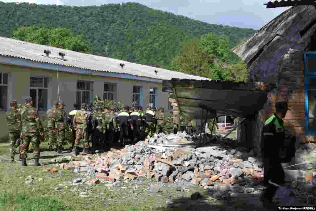 F&ouml;vqəladə Hallar Nazirliyinin xilasediciləri G&ouml;zbarax kəndində u&ccedil;muş məktəbin həyətində