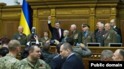 Вэтэраны Чырвонай Арміі, УПА і АТА на сьвяткаваньні Дня памяці і прымірэньня 8 траўня ў Вярхоўнай Радзе. 