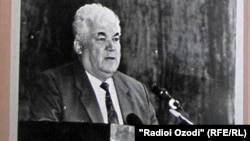 Раҳмон Набиев дар Иҷлосияи 16-уми Шӯрои олӣ дар Қасри Арбоб. Соли 1992