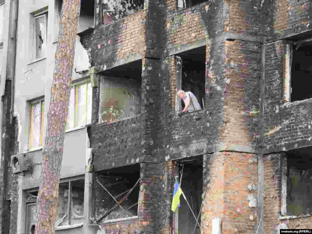 Але блізкасьць комплексу да вайсковага шпіталя, які стаў адной зь першых цэляў для расейцаў, фактычна вызначыла ягоны лёс. Цяпер частка дамоў не падлягае эксплюатацыі і аднаўленьню