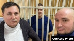 Шамсутдинов (в центре) с адвокатами Равилем Тугушевым (слева) и Русланом Нагиевым