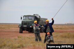 Поврежденная электроопора высоковольтной линии на околице села Чонгар Геническойго района Херсонской области