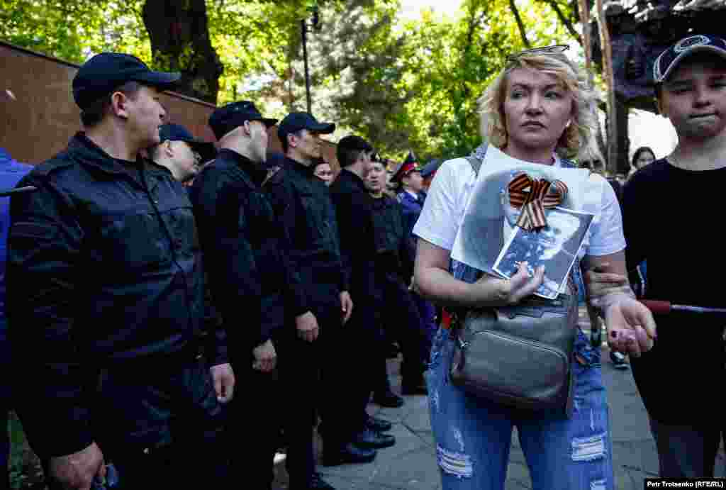 Паркте полициядан бөлек арнайы жасақ өкілдері де көп жүрді.&nbsp; &nbsp;