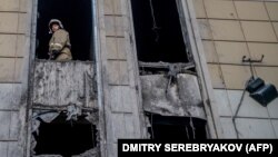 Пажарнік у выгарэлым гандлёвым цэнтры «Зімовая вішня» ў Кемераве, 29 сакавіка 2018