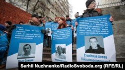 На плакате справа – Станислав Асеев, журналист проекта Радіо Свобода Радио Донбасс.Реалии, которого держат в заложниках боевики группировки «ДНР»