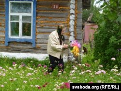 Каля хаты Валянціны Ўладзімераўны