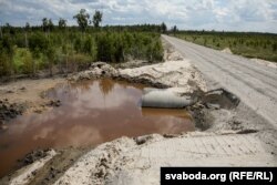 У некалькіх месцах праз дарогу паклалі трубы для ператоку вады