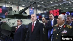 R.T.Erdoğan İstanbulda IDEF-15 beynəlxalq müdafiə sənayesi sərgisində.