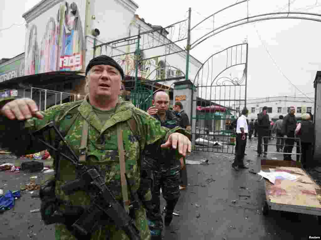 На месте взрыва возле центрального рынка во Владикавказе, 9 сентября 2010