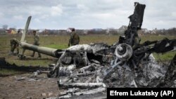 Зьнішчаны расейскі верталёт. Ілюстрацыйнае фота. Гастомель, Украіна. 18 красавіка 2022 