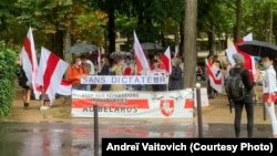 Беларусы пікетуюць амбасаду Беларусі ў Парыжы. Фота: Andreï Vaitovich