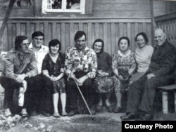 Сярод родных і аднавяскоўцаў. Малая Багацькаўка, 2 верасьня 1979 г.