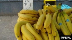 Moldova - Bananas & market, Chisinau, May2010