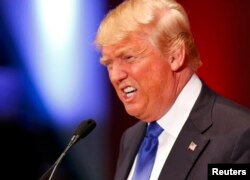 Дональд Трамп выступает на встрече с избирателями Айовы