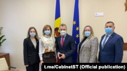 Анатоль Лябедзька ў парлямэнце Малдовы, фота Кабінэту прадстаўнікоў Сьвятланы Ціханоўскай