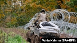 Архіўнае фота. Літоўскі памежнік на беларуска-літоўскай мяжы, верасень 2021 году 