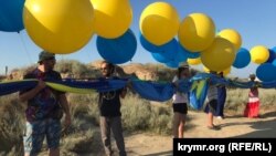 Украинский флаг единства, запущенный в сторону Крыма из Херсонской области, 28 августа 2021 года