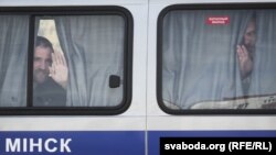 Аляксандар Ярашэвіч і Дзьмітры Галко перад пачаткам суду