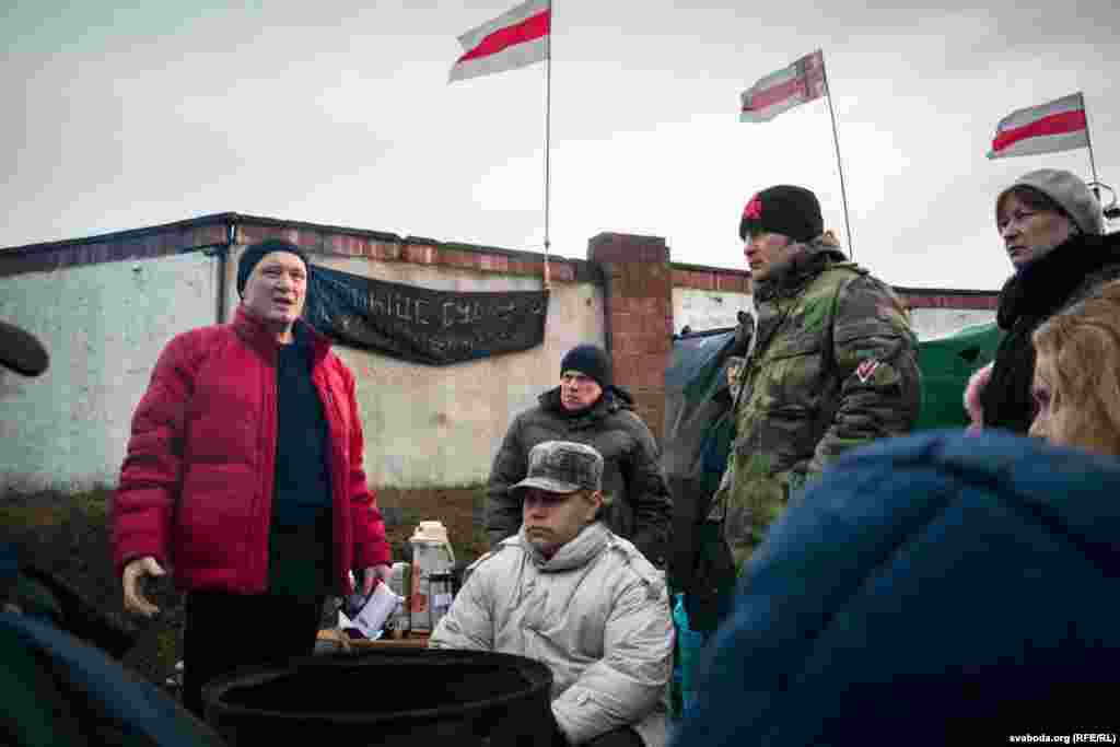 Раніца дзевятага дня абароны. Уладзімер Някляеў чытае свае вершы, каб маральна падтрымаць абаронцаў і актывістаў.