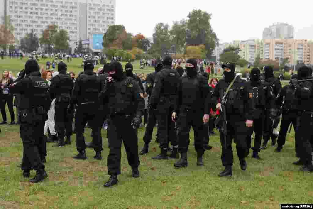 Марш пачаўся з&nbsp;сутыкненьнеяў пратэстоўцаў і&nbsp;сілавікоў ля&nbsp;гатэля &laquo;Планета&raquo; ў&nbsp;раёне стэлы