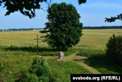 Помнік і крыж на месцы пахаваньняў розных эпохаў