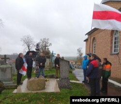 На магіле Віктара Каліноўскага ў Сьвіслачы