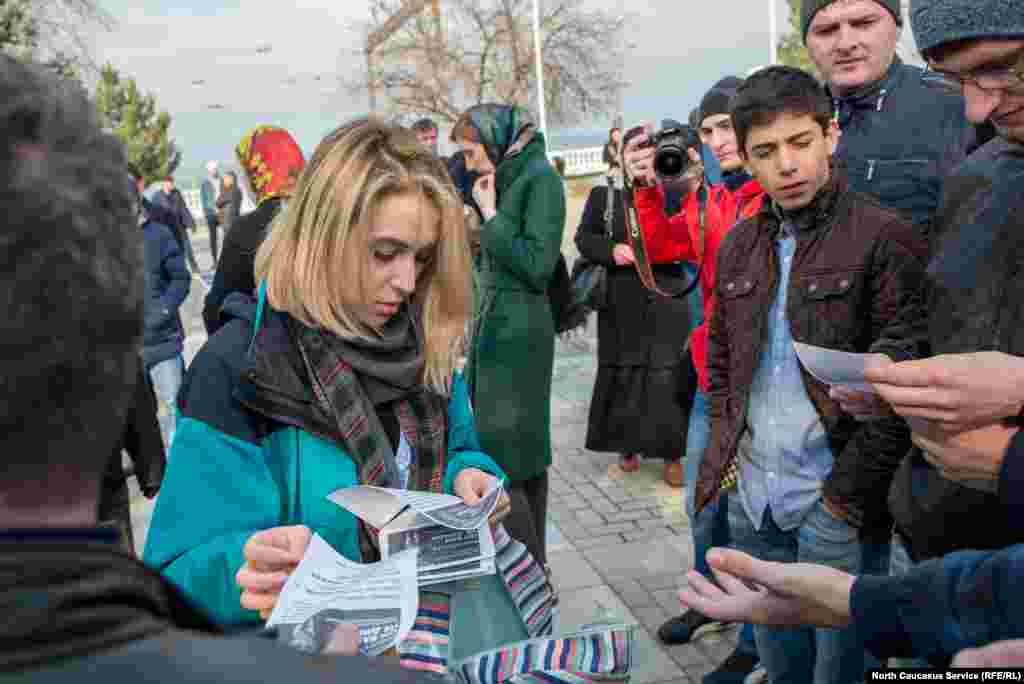 На митинге раздавали листовки с информацией о коррупции и Медведеве. Правда, все раздать активисты не успели - дюжий человек в штатском отобрал кипу бумаг