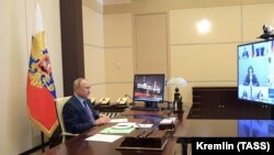 Уладзімір Пуцін на відэасувязі з кіраўніком ЦБ Эльвірай Набіулінай