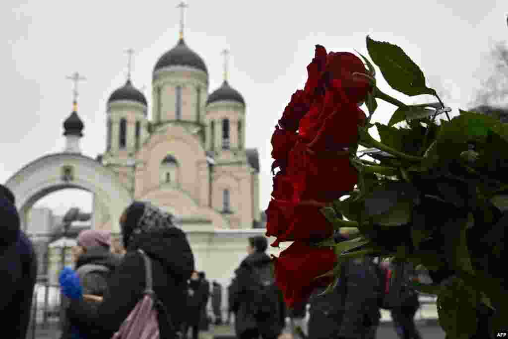 Людзі ў смутку зьбіраюцца перад царквой &laquo;Утоли моя печали&raquo;