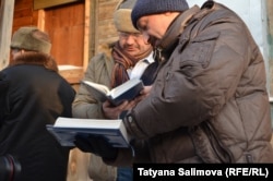 Чтение молитвы на улице рядом с томской солдатской синагогой