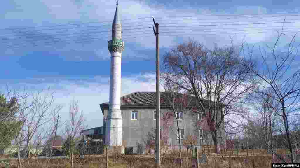 На улице Севастопольской находится мечеть &laquo;Заланкой джамиси&raquo;.&nbsp;Согласно историческим данным, до депортации 1944 года в селе Заланкой уже была мечеть. Основную часть населения тогда составляли крымские татары, исповедующие ислам.&nbsp; Сегодня мечеть напоминает многие культовые сооружения, построенные в 1990-х годах, после массового возвращения крымских татар на историческую родину, в Крым. Это, как правило, двухэтажное здание с одним минаретом, который расположен с правой стороны у главного входа. Наружные стены украшены белыми узорами