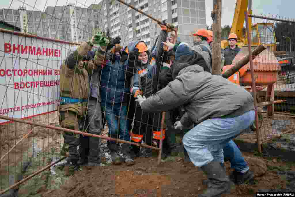 На другі дзень прыйшлі новыя людзі, якія амаль адразу ж паспрабавалі ўзяць штурмам зноў усталяваныя платы.