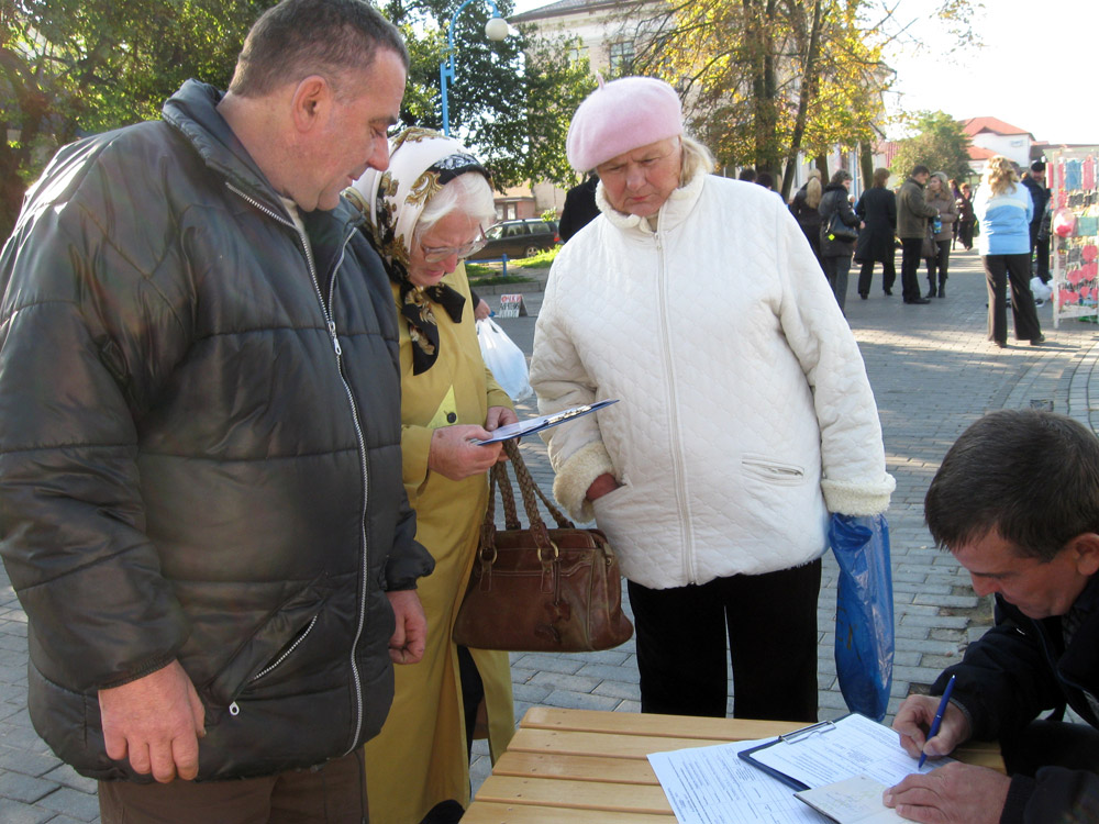 Акрамя Аляксандра Лукашэнкі, толькі адзін кандыдат удзельнічаў у «афіцыйных» прэзыдэнцкіх выбарах больш, чым аднойчы. Хто гэта?