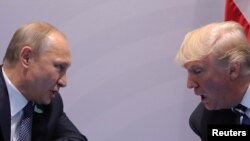 Дональд Трамп и Владимир Путин во время формальной встречи на саммите Группы 2-