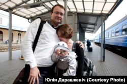 Ales Mikhalevich meets with his wife Milana and daughter at the train station in Vilnius, 2011. (Photo by Yulia Darashkevich)