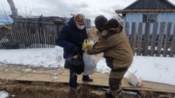 Волонтеры доставляют гуманитарную помощь местных жителей