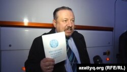 «Кәсіпкерлер мен меншік иелерін қорғау одағының» президенті, заңгер Василий Резван "Үшқоңыр" автовокзалында тілшілер сұрағына жауап беріп тұр. Алматы облысы. 19 сәуір, 2018 жыл.