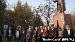 Коммунистони тоҷик дар пояи ҳайкали Ленин. Душанбе, 7 ноябри соли 2017