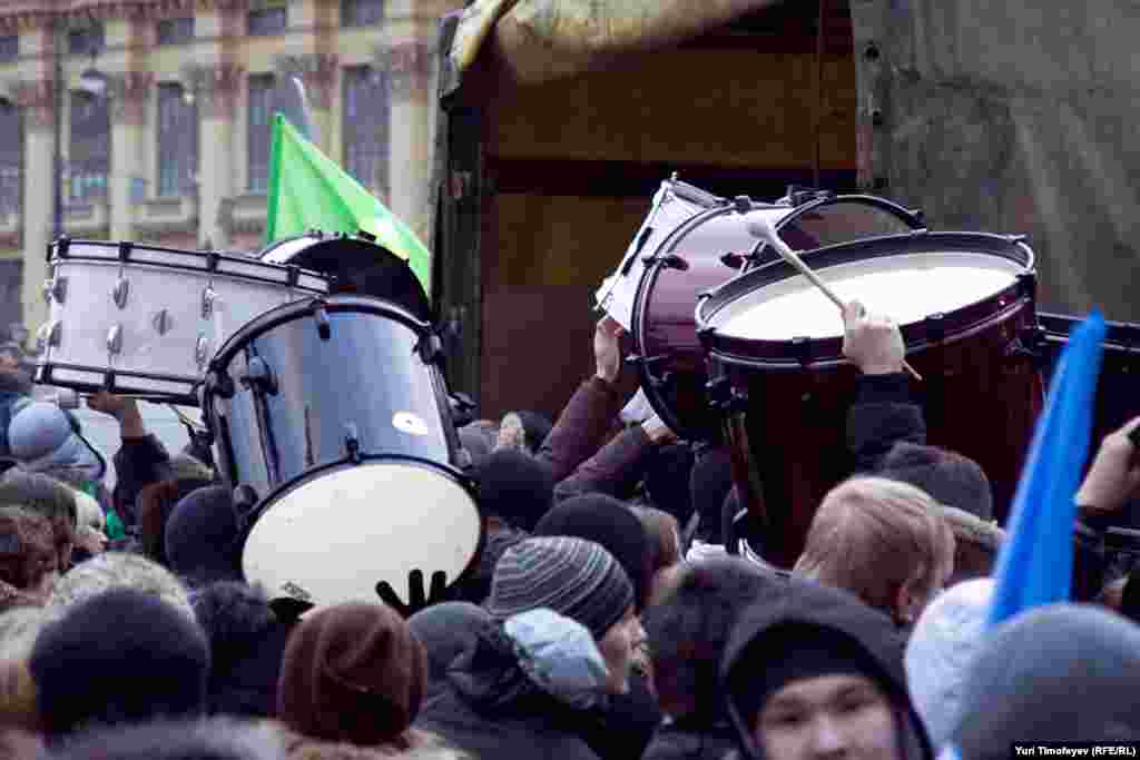 Сторонники Владимира Путина собрались на митинг в его поддержку на Манежной площади в Москве.