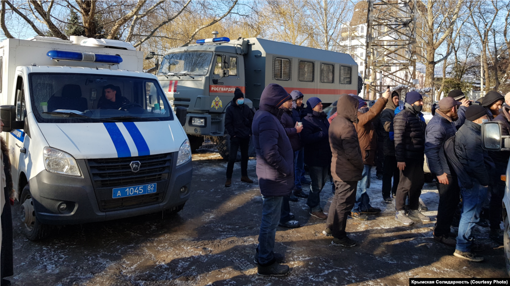 В задний двор суда заехали две ГАЗели. На улице дежурит КАМАЗ Росгвардии, машина ДПС и несколько служебных легковых машин полиции&nbsp; &nbsp;