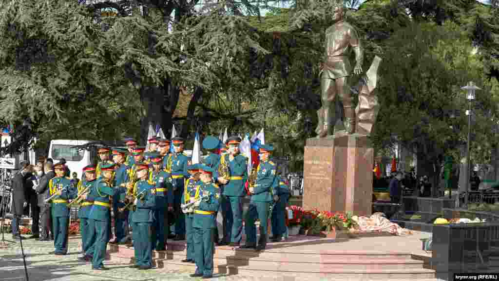 Военный оркестр Росгвардии в полном составе был без защитных масок