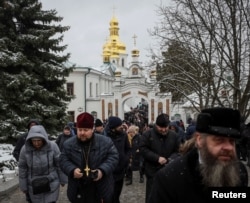 Сьвятары і вернікі УПЦ МП выходзяць з лаўры. 29 сакавіка 2023