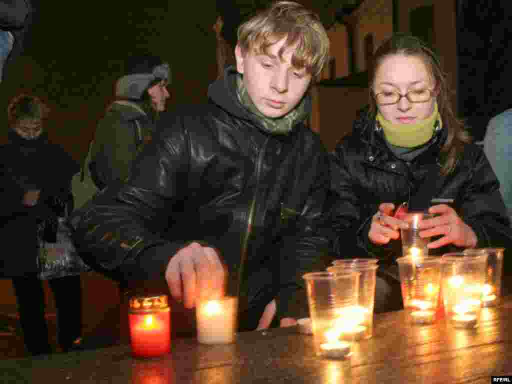 Малітва і сьвечкі каля былога кляштара бэрнардынаў у Менску